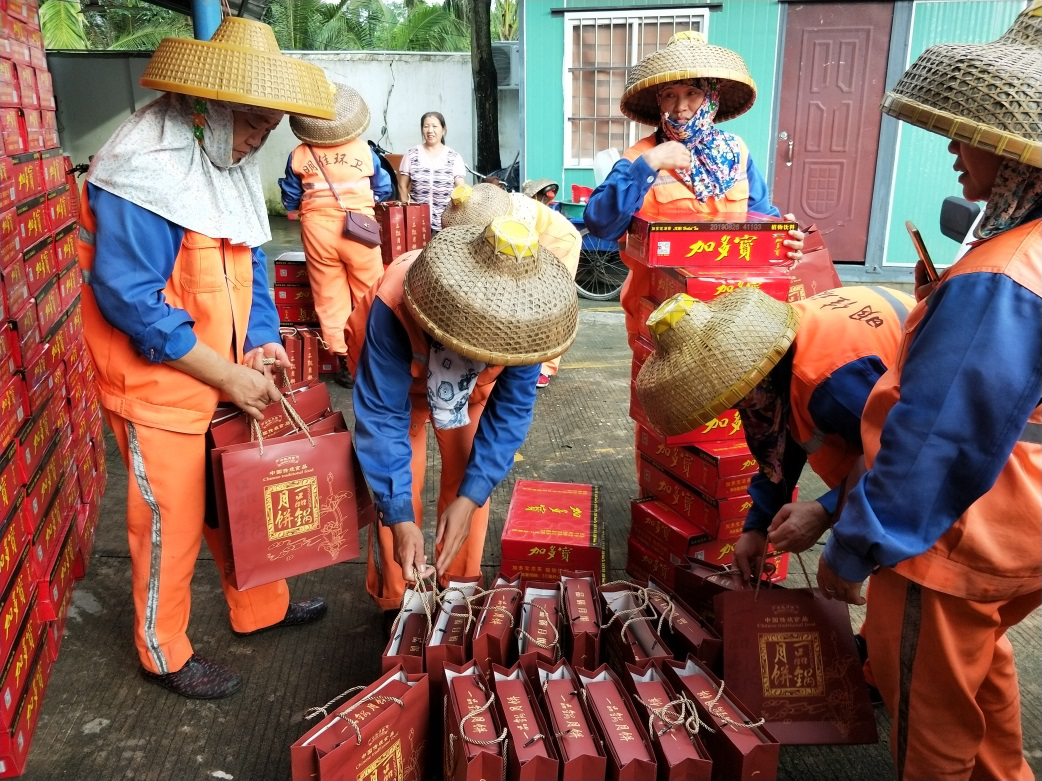 ? ?“中秋佳節(jié)、情暖職工” ? ? ? ? ?-----明佳集團黨支部及工會組織開展中秋慰問活動